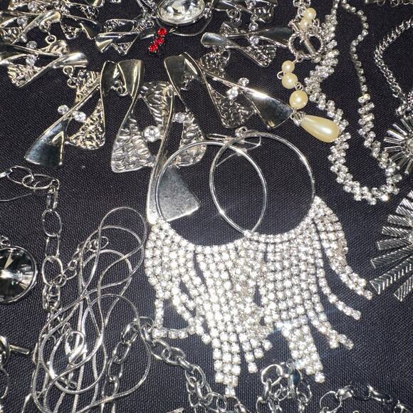 Bundle jewelry lot 55+ pieces modern silver tone faux pearls rhinestones - Picture 12 of 16